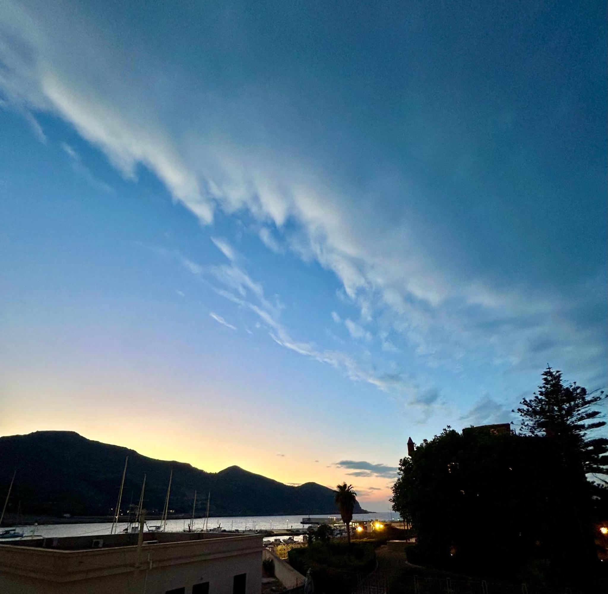 Vista dal balcone al tramonto